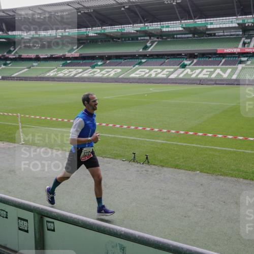 05.10.2025 - 20. swb-Marathon Bremen Michael Burmester http://msf.ph/oto/9266055 05.10.2025 12:25:13 Laufen im Stadion 364, 1162, 1289, 1539, 1921, 467, 583 meine-sportfotos.de