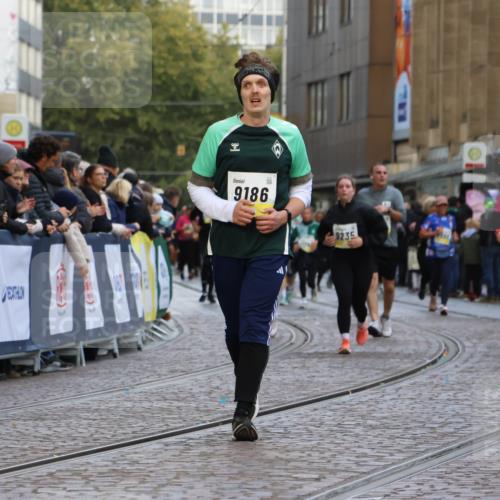 05.10.2025 - 20. swb-Marathon Bremen Strokosch-Dieckow http://msf.ph/oto/9266057 05.10.2025 11:08:19 Ziel 9186, 9353, 9401, 9519, 10132, 11097, 11232, 11671 meine-sportfotos.de