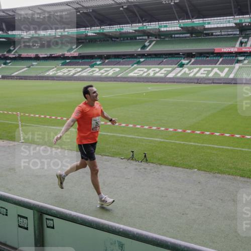 05.10.2025 - 20. swb-Marathon Bremen Michael Burmester http://msf.ph/oto/9266096 05.10.2025 12:25:28 Laufen im Stadion 153, 263, 364, 438, 559, 1068, 1077, 1162, 1289, 1921, 1539 meine-sportfotos.de