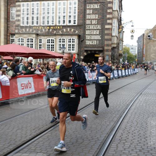 05.10.2025 - 20. swb-Marathon Bremen Yannick Fuchs http://msf.ph/oto/9266111 05.10.2025 10:51:19 Ziel 9256, 9287, 9906, 10215, 10222, 10669, 11279 meine-sportfotos.de