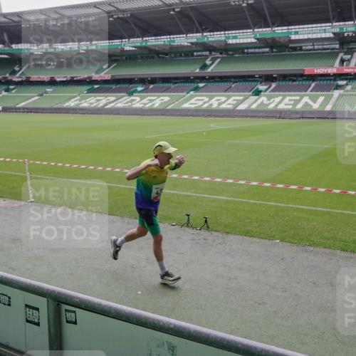 05.10.2025 - 20. swb-Marathon Bremen Michael Burmester http://msf.ph/oto/9266113 05.10.2025 12:25:30 Laufen im Stadion 153, 263, 364, 438, 559, 1068, 1077, 1162, 1289, 1921, 1539 meine-sportfotos.de