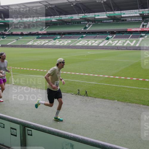 05.10.2025 - 20. swb-Marathon Bremen Michael Burmester http://msf.ph/oto/9266135 05.10.2025 12:25:31 Laufen im Stadion 153, 263, 364, 438, 559, 1068, 1077, 1162, 1289, 1921, 1539 meine-sportfotos.de