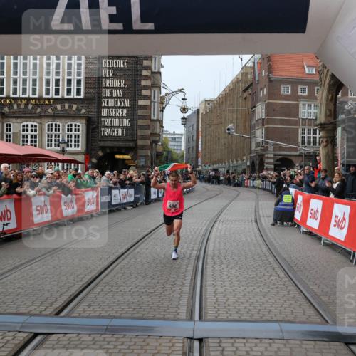 05.10.2025 - 20. swb-Marathon Bremen Yannick Fuchs http://msf.ph/oto/9266162 05.10.2025 12:08:50 Ziel 408 meine-sportfotos.de