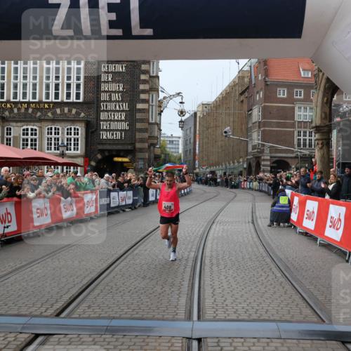 05.10.2025 - 20. swb-Marathon Bremen Yannick Fuchs http://msf.ph/oto/9266187 05.10.2025 12:08:50 Ziel 408 meine-sportfotos.de