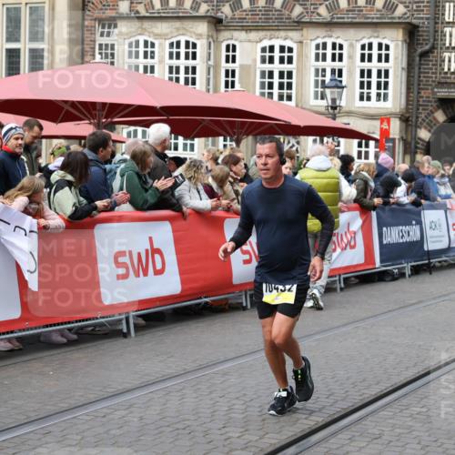 05.10.2025 - 20. swb-Marathon Bremen Yannick Fuchs http://msf.ph/oto/9266215 05.10.2025 10:51:21 Ziel 9906, 10215, 10222, 10432 meine-sportfotos.de