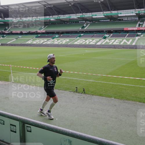 05.10.2025 - 20. swb-Marathon Bremen Michael Burmester http://msf.ph/oto/9266227 05.10.2025 12:25:52 Laufen im Stadion 153, 263, 364, 438, 559, 765, 923, 1068, 1077, 1289, 1643, 1162, 1921 meine-sportfotos.de
