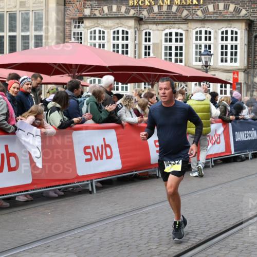 05.10.2025 - 20. swb-Marathon Bremen Yannick Fuchs http://msf.ph/oto/9266234 05.10.2025 10:51:21 Ziel 9906, 10215, 10222, 10432 meine-sportfotos.de