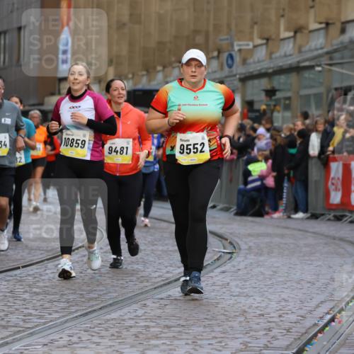 05.10.2025 - 20. swb-Marathon Bremen Strokosch-Dieckow http://msf.ph/oto/9266238 05.10.2025 11:08:24 Ziel 9186, 9235, 9353, 9481, 9552 meine-sportfotos.de