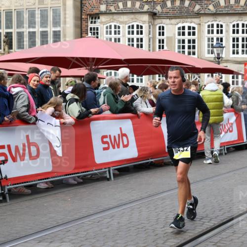 05.10.2025 - 20. swb-Marathon Bremen Yannick Fuchs http://msf.ph/oto/9266240 05.10.2025 10:51:21 Ziel 9906, 10215, 10222, 10432 meine-sportfotos.de