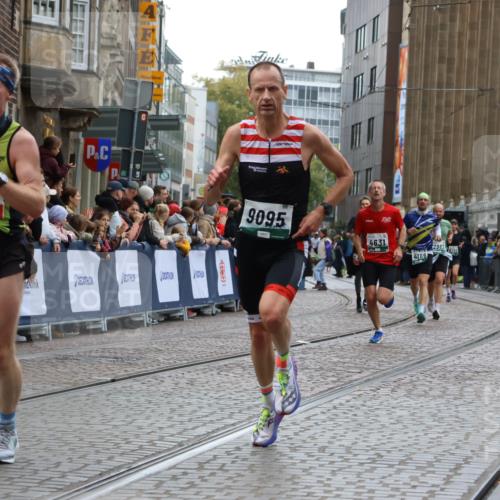 05.10.2025 - 20. swb-Marathon Bremen Strokosch-Dieckow http://msf.ph/oto/9266245 05.10.2025 12:59:28 Ziel 133, 945, 2967, 4369, 4631, 6912, 7834, 9095 meine-sportfotos.de