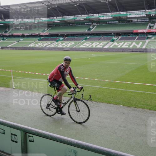 05.10.2025 - 20. swb-Marathon Bremen Michael Burmester http://msf.ph/oto/9266247 05.10.2025 12:26:00 Laufen im Stadion 5, 7, 153, 263, 364, 438, 559, 765, 923, 1068, 1077, 1155, 1289, 1618, 1643, 1162, 1289, 1921 meine-sportfotos.de