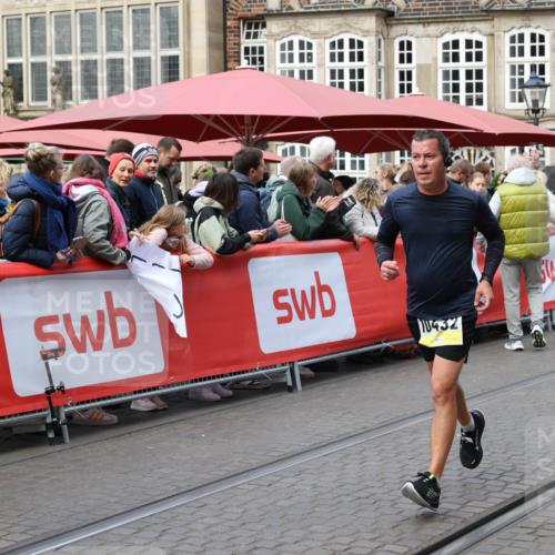 05.10.2025 - 20. swb-Marathon Bremen Yannick Fuchs http://msf.ph/oto/9266249 05.10.2025 10:51:21 Ziel 9906, 10215, 10222, 10432 meine-sportfotos.de