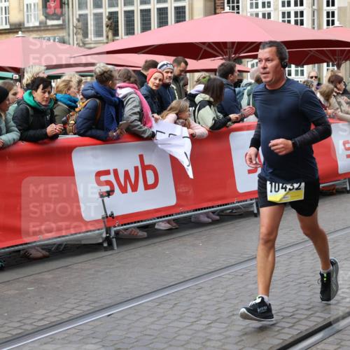05.10.2025 - 20. swb-Marathon Bremen Yannick Fuchs http://msf.ph/oto/9266258 05.10.2025 10:51:22 Ziel 9906, 10215, 10222, 10432 meine-sportfotos.de