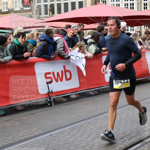 05.10.2025 - 20. swb-Marathon Bremen Yannick Fuchs http://msf.ph/oto/9266265 05.10.2025 10:51:22 Ziel 9906, 10215, 10222, 10432 meine-sportfotos.de