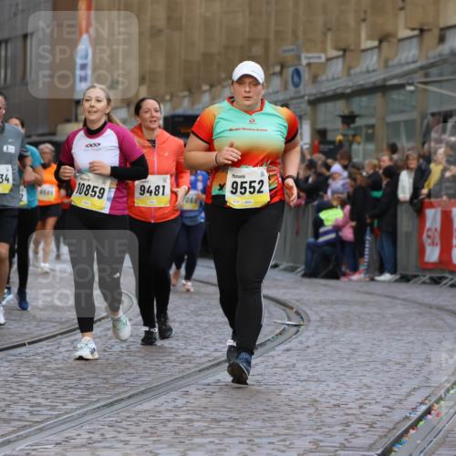 05.10.2025 - 20. swb-Marathon Bremen Strokosch-Dieckow http://msf.ph/oto/9266266 05.10.2025 11:08:24 Ziel 9186, 9235, 9353, 9481, 9552 meine-sportfotos.de