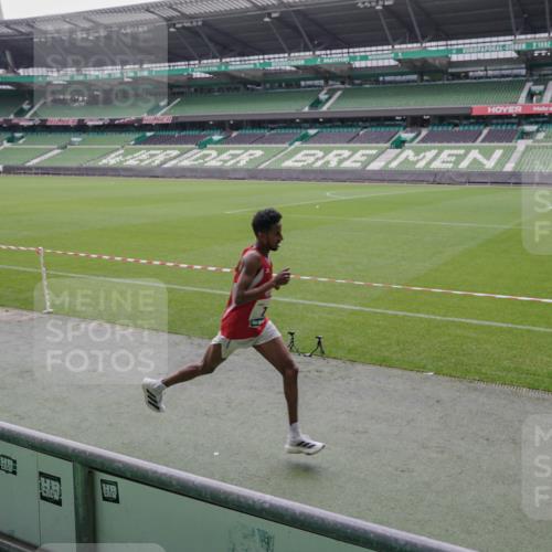 05.10.2025 - 20. swb-Marathon Bremen Michael Burmester http://msf.ph/oto/9266269 05.10.2025 12:26:01 Laufen im Stadion 5, 7, 153, 263, 364, 438, 559, 765, 923, 1068, 1077, 1155, 1618, 1643, 1162, 1289, 1921 meine-sportfotos.de