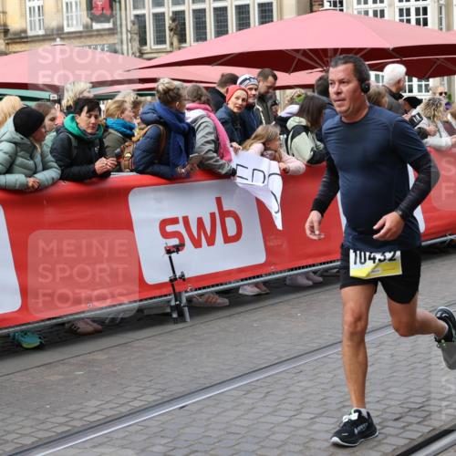 05.10.2025 - 20. swb-Marathon Bremen Yannick Fuchs http://msf.ph/oto/9266271 05.10.2025 10:51:22 Ziel 9906, 10215, 10222, 10432 meine-sportfotos.de