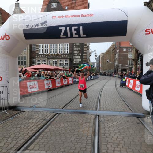 05.10.2025 - 20. swb-Marathon Bremen Yannick Fuchs http://msf.ph/oto/9266272 05.10.2025 12:08:51 Ziel 408 meine-sportfotos.de