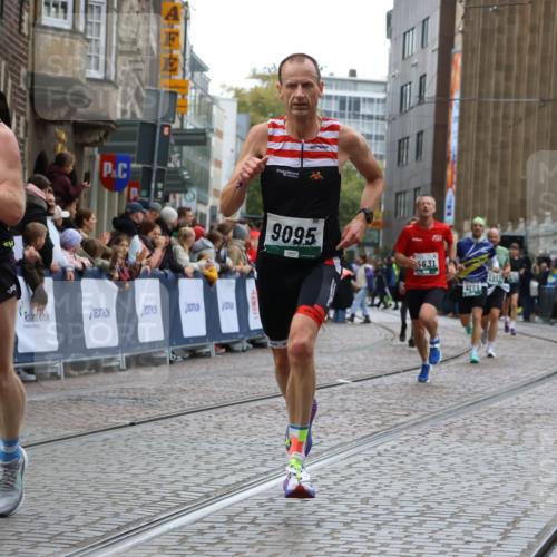 05.10.2025 - 20. swb-Marathon Bremen Strokosch-Dieckow http://msf.ph/oto/9266276 05.10.2025 12:59:28 Ziel 133, 945, 2967, 4369, 4631, 6912, 7834, 9095 meine-sportfotos.de