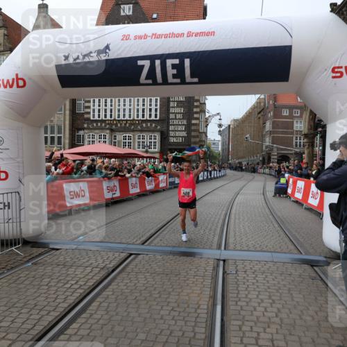 05.10.2025 - 20. swb-Marathon Bremen Yannick Fuchs http://msf.ph/oto/9266284 05.10.2025 12:08:51 Ziel 408 meine-sportfotos.de