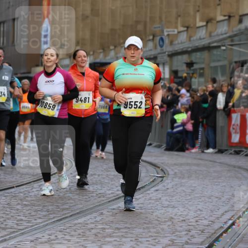 05.10.2025 - 20. swb-Marathon Bremen Strokosch-Dieckow http://msf.ph/oto/9266288 05.10.2025 11:08:24 Ziel 9186, 9235, 9353, 9481, 9552 meine-sportfotos.de