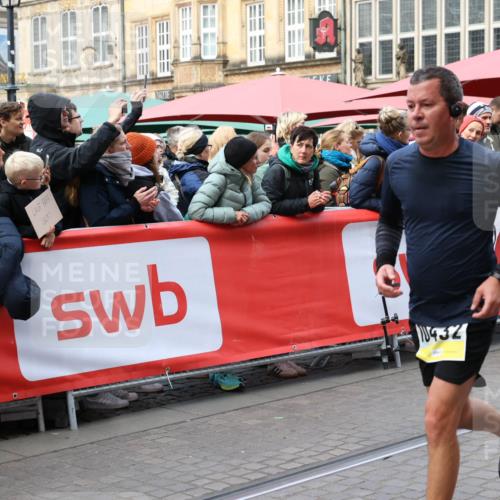 05.10.2025 - 20. swb-Marathon Bremen Yannick Fuchs http://msf.ph/oto/9266292 05.10.2025 10:51:22 Ziel 9906, 10215, 10222, 10432 meine-sportfotos.de