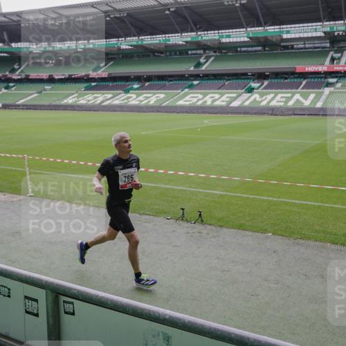 05.10.2025 - 20. swb-Marathon Bremen Michael Burmester http://msf.ph/oto/9266293 05.10.2025 12:26:02 Laufen im Stadion 5, 7, 153, 263, 364, 438, 559, 765, 923, 1068, 1077, 1155, 1618, 1643, 1162, 1289, 1921 meine-sportfotos.de
