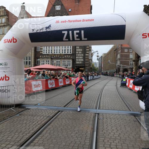05.10.2025 - 20. swb-Marathon Bremen Yannick Fuchs http://msf.ph/oto/9266297 05.10.2025 12:08:51 Ziel 408 meine-sportfotos.de