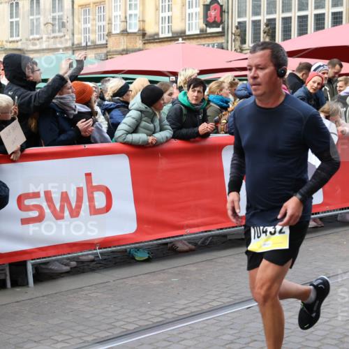 05.10.2025 - 20. swb-Marathon Bremen Yannick Fuchs http://msf.ph/oto/9266306 05.10.2025 10:51:22 Ziel 9906, 10215, 10222, 10432 meine-sportfotos.de