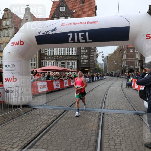 05.10.2025 - 20. swb-Marathon Bremen Yannick Fuchs http://msf.ph/oto/9266310 05.10.2025 12:08:52 Ziel 408 meine-sportfotos.de