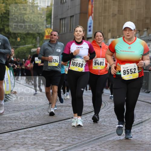05.10.2025 - 20. swb-Marathon Bremen Strokosch-Dieckow http://msf.ph/oto/9266314 05.10.2025 11:08:25 Ziel 9186, 9235, 9481, 9552, 10859 meine-sportfotos.de