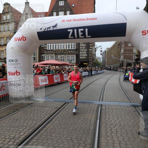 05.10.2025 - 20. swb-Marathon Bremen Yannick Fuchs http://msf.ph/oto/9266326 05.10.2025 12:08:52 Ziel 408 meine-sportfotos.de