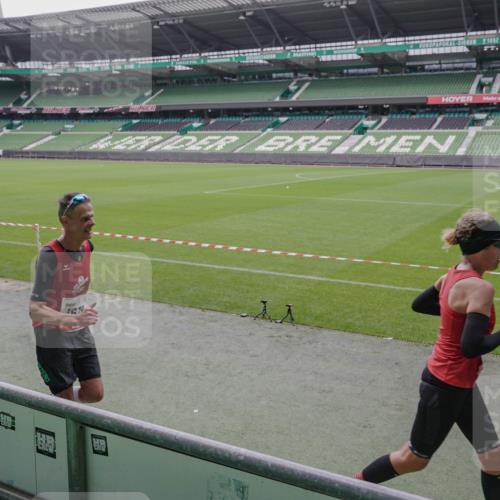05.10.2025 - 20. swb-Marathon Bremen Michael Burmester http://msf.ph/oto/9266333 05.10.2025 12:26:09 Laufen im Stadion 5, 7, 153, 263, 364, 438, 559, 765, 923, 1068, 1077, 1155, 1618, 1643, 364, 1162, 1289, 1921 meine-sportfotos.de