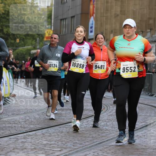 05.10.2025 - 20. swb-Marathon Bremen Strokosch-Dieckow http://msf.ph/oto/9266336 05.10.2025 11:08:25 Ziel 9186, 9235, 9481, 9552, 10859 meine-sportfotos.de