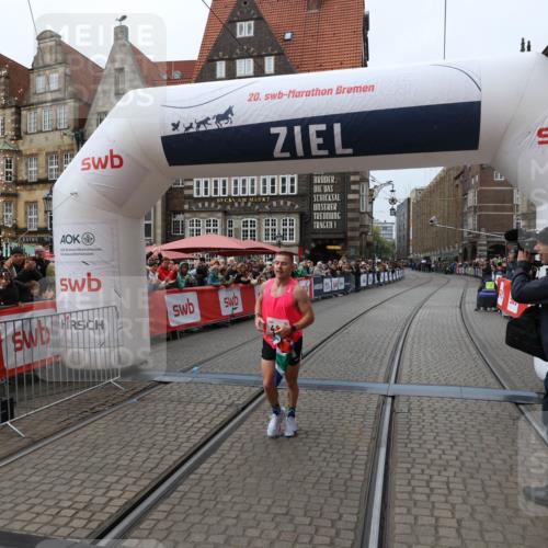 05.10.2025 - 20. swb-Marathon Bremen Yannick Fuchs http://msf.ph/oto/9266352 05.10.2025 12:08:52 Ziel 408 meine-sportfotos.de