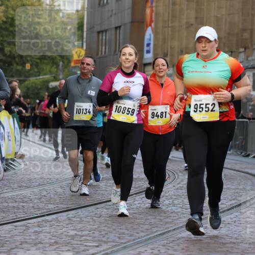 05.10.2025 - 20. swb-Marathon Bremen Strokosch-Dieckow http://msf.ph/oto/9266357 05.10.2025 11:08:25 Ziel 9186, 9235, 9481, 9552, 10859 meine-sportfotos.de