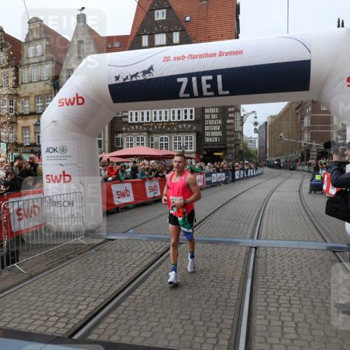 05.10.2025 - 20. swb-Marathon Bremen Yannick Fuchs http://msf.ph/oto/9266369 05.10.2025 12:08:52 Ziel 408 meine-sportfotos.de
