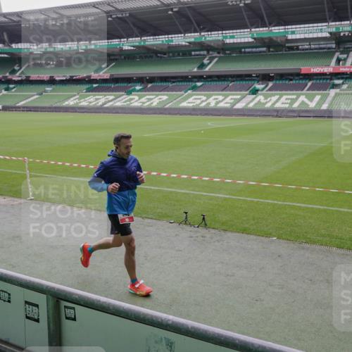 05.10.2025 - 20. swb-Marathon Bremen Michael Burmester http://msf.ph/oto/9266376 05.10.2025 12:26:30 Laufen im Stadion 5, 7, 765, 923, 942, 1155, 1571, 1618, 1643, 1969, 153, 263, 438, 559, 1068, 1077 meine-sportfotos.de