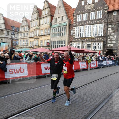 05.10.2025 - 20. swb-Marathon Bremen Yannick Fuchs http://msf.ph/oto/9266385 05.10.2025 10:51:39 Ziel 9252, 10321, 10584, 10928, 11177 meine-sportfotos.de