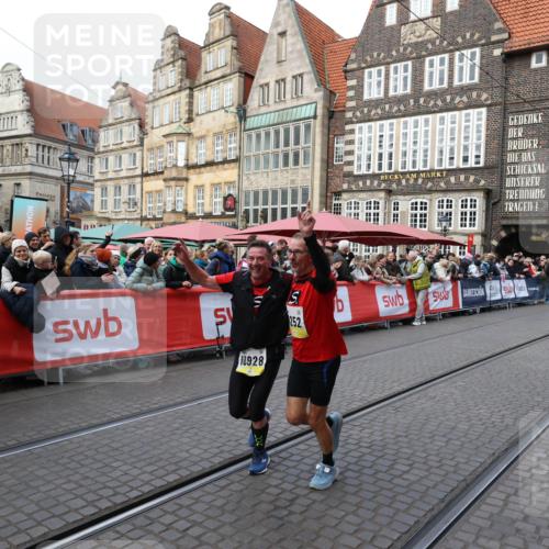 05.10.2025 - 20. swb-Marathon Bremen Yannick Fuchs http://msf.ph/oto/9266391 05.10.2025 10:51:39 Ziel 9252, 10321, 10584, 10928, 11177 meine-sportfotos.de