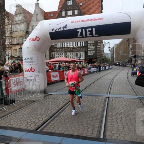 05.10.2025 - 20. swb-Marathon Bremen Yannick Fuchs http://msf.ph/oto/9266395 05.10.2025 12:08:52 Ziel 408 meine-sportfotos.de