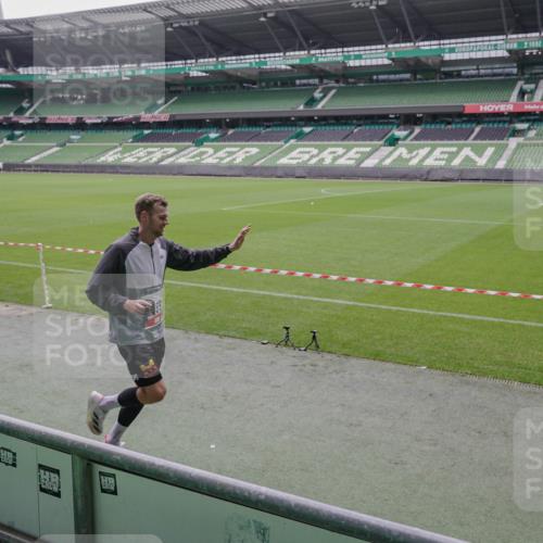 05.10.2025 - 20. swb-Marathon Bremen Michael Burmester http://msf.ph/oto/9266396 05.10.2025 12:26:46 Laufen im Stadion 5, 7, 765, 942, 1155, 1571, 1618, 1700, 1969, 923, 1643 meine-sportfotos.de