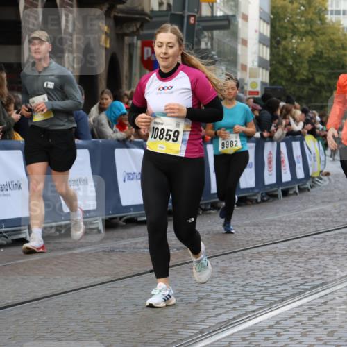 05.10.2025 - 20. swb-Marathon Bremen Strokosch-Dieckow http://msf.ph/oto/9266397 05.10.2025 11:08:30 Ziel 9235, 9481, 9552, 9982, 10134, 10212, 10787, 10859 meine-sportfotos.de