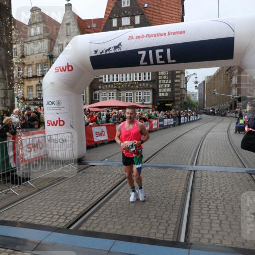 05.10.2025 - 20. swb-Marathon Bremen Yannick Fuchs http://msf.ph/oto/9266398 05.10.2025 12:08:53 Ziel 408 meine-sportfotos.de