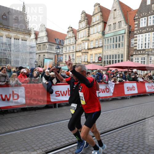 05.10.2025 - 20. swb-Marathon Bremen Yannick Fuchs http://msf.ph/oto/9266402 05.10.2025 10:51:40 Ziel 9252, 10321, 10584, 10918, 10928, 11177 meine-sportfotos.de