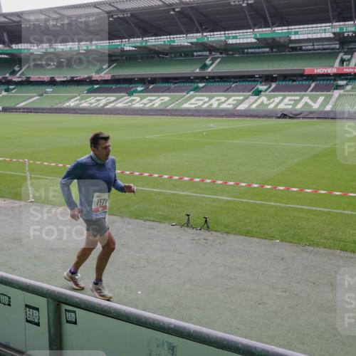 05.10.2025 - 20. swb-Marathon Bremen Michael Burmester http://msf.ph/oto/9266413 05.10.2025 12:26:50 Laufen im Stadion 5, 7, 942, 1155, 1571, 1618, 1700, 1969, 765, 923, 1643 meine-sportfotos.de