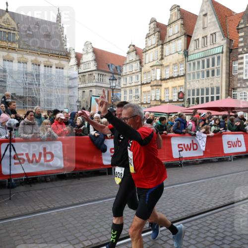 05.10.2025 - 20. swb-Marathon Bremen Yannick Fuchs http://msf.ph/oto/9266419 05.10.2025 10:51:40 Ziel 9252, 10321, 10584, 10918, 10928, 11177 meine-sportfotos.de