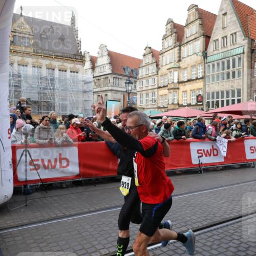 05.10.2025 - 20. swb-Marathon Bremen Yannick Fuchs http://msf.ph/oto/9266426 05.10.2025 10:51:40 Ziel 9252, 10321, 10584, 10918, 10928, 11177 meine-sportfotos.de