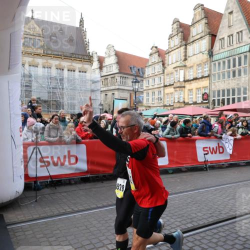 05.10.2025 - 20. swb-Marathon Bremen Yannick Fuchs http://msf.ph/oto/9266429 05.10.2025 10:51:40 Ziel 9252, 10321, 10584, 10918, 10928, 11177 meine-sportfotos.de