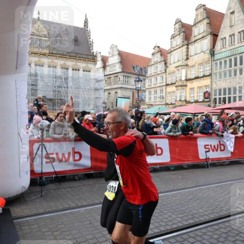 05.10.2025 - 20. swb-Marathon Bremen Yannick Fuchs http://msf.ph/oto/9266439 05.10.2025 10:51:40 Ziel 9252, 10321, 10584, 10918, 10928, 11177 meine-sportfotos.de